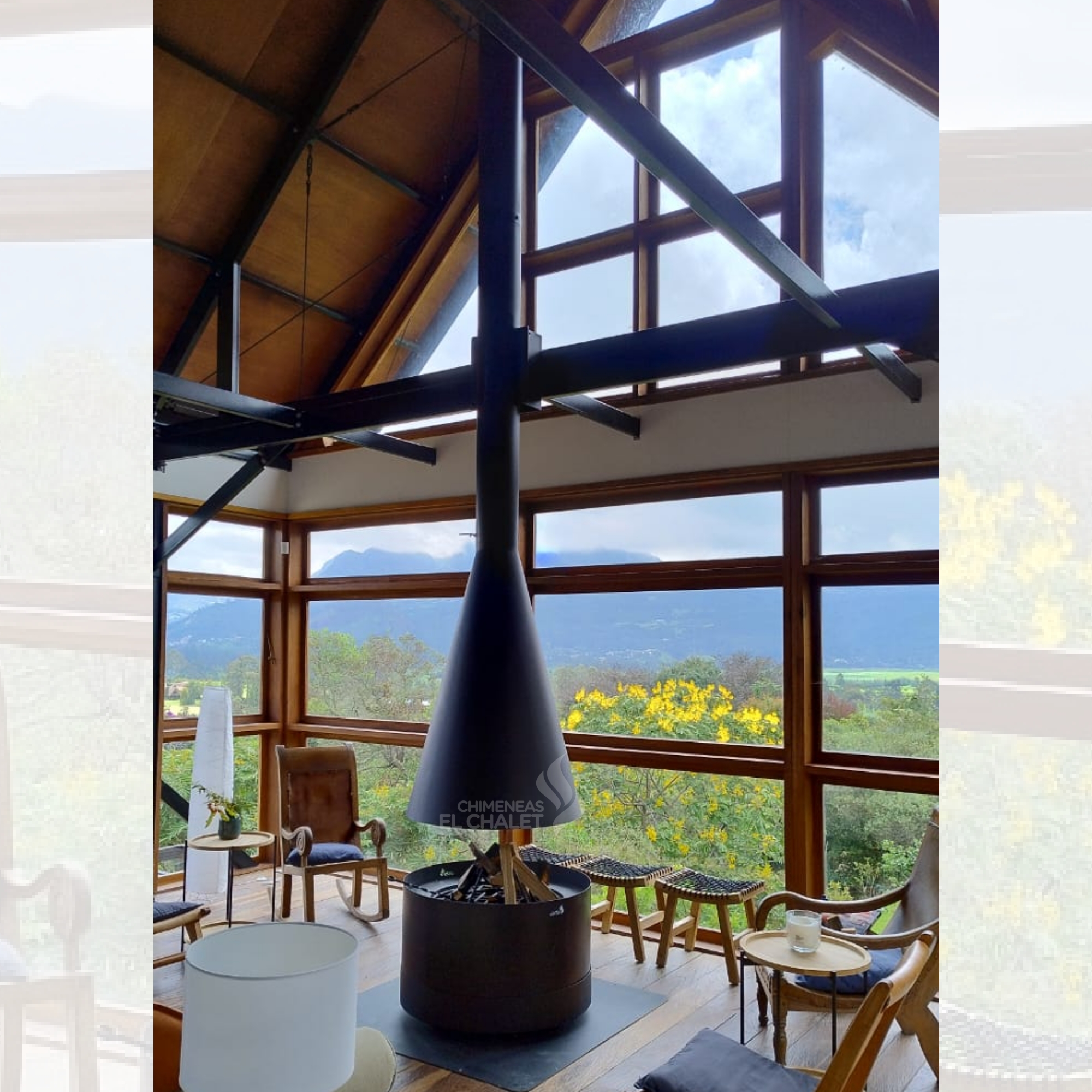 Salón moderno con chimenea central y vistas a montañas.