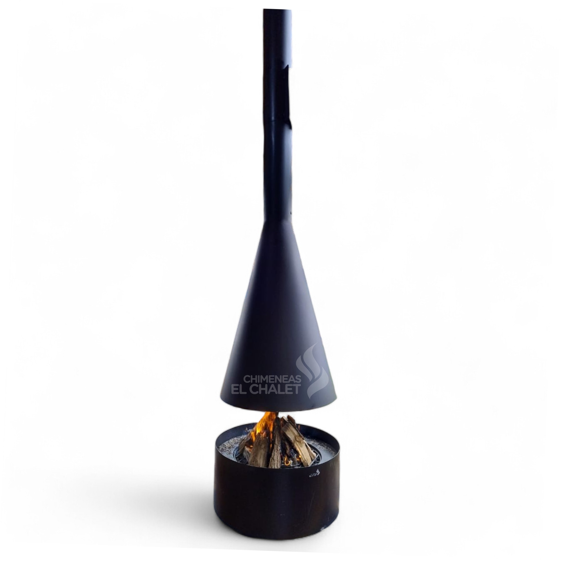 Chimenea moderna negra con fuego ardiente.