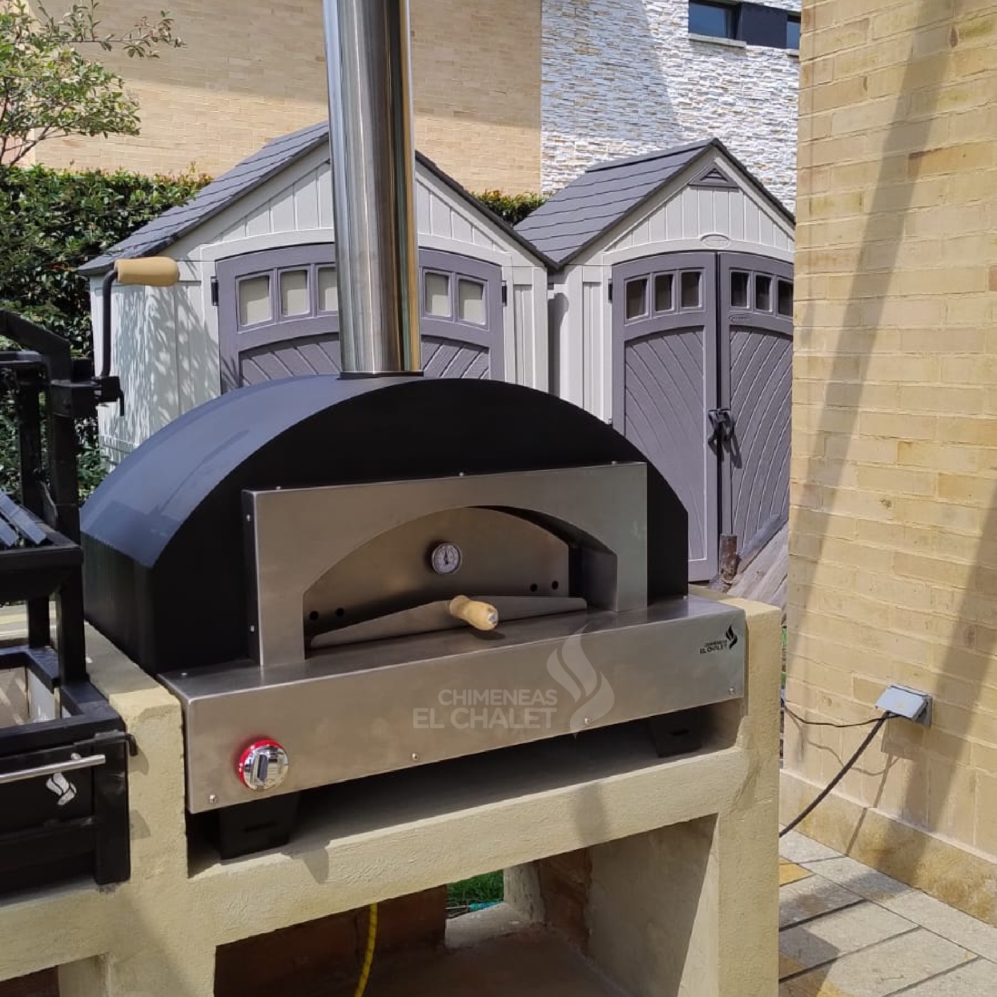 Horno de pizza exterior en patio moderno.